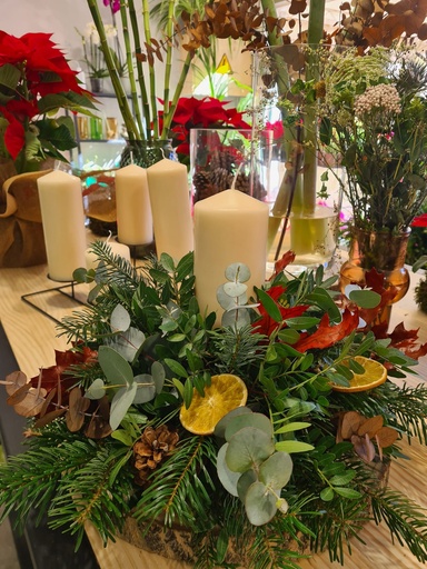 Centro navideño con velas 11/12
